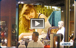 Pantallas gigantes de interior en tiendas de moda.