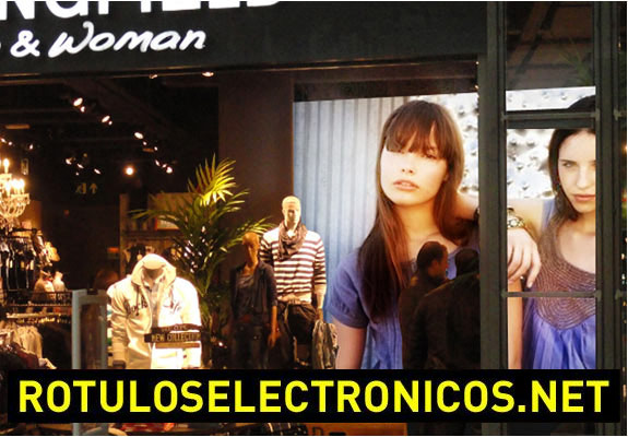 Pantallas gigantes de interior para publicidad en una tienda de moda y complementos.