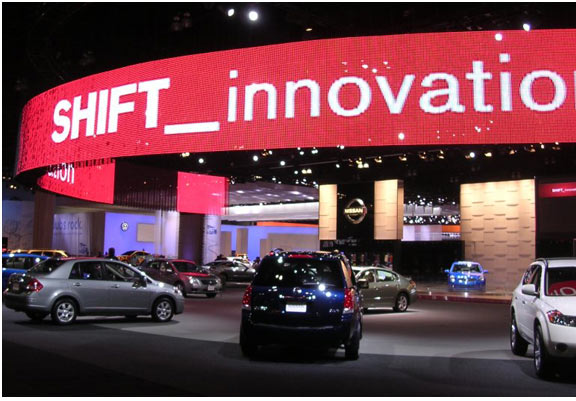 Cortinas flexibles de leds instaladas en c�rculo en un evento ferial.