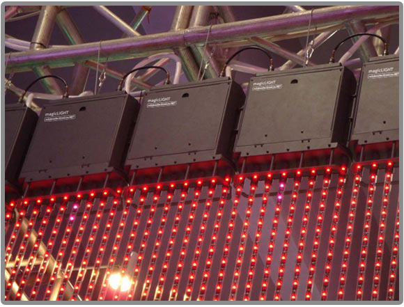 Imagen de los controladores que env�an informaci�n a todos y cada uno de los leds de las cortinas de leds flexibles.