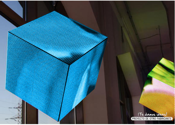 Cubos de leds suspendidos del techo emitiendo fondos din�micos.