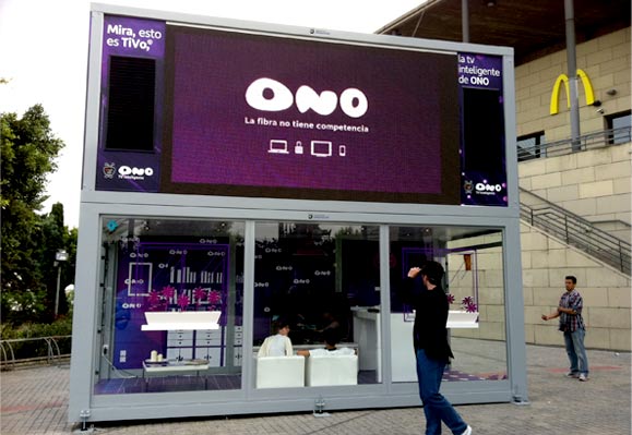 Otro dise�o de stands modulares ubicado en una plaza durante una acci�n promocional de un nuevo veh�culo.
