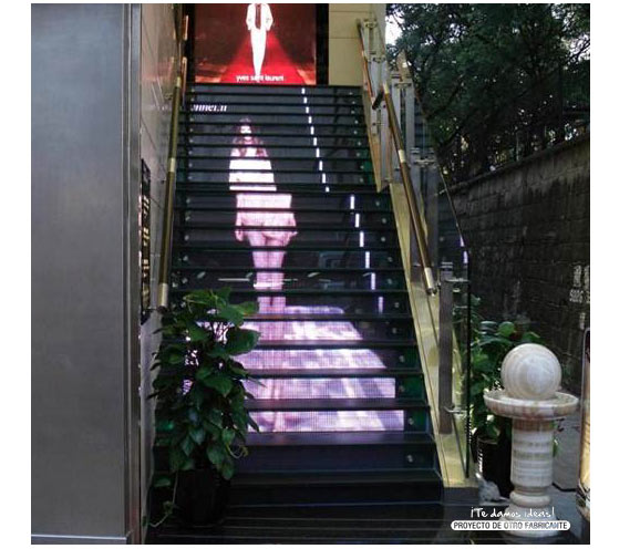 Escaleras de leds emitiendo video real en el acceso de una tienda de moda.