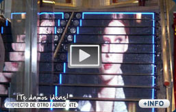 Escaleras de leds instaladas en el interior de una tienda de moda.