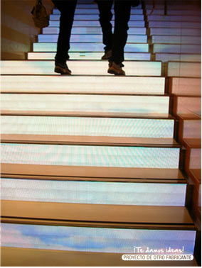 Escaleras de leds emitiendo video en interior.