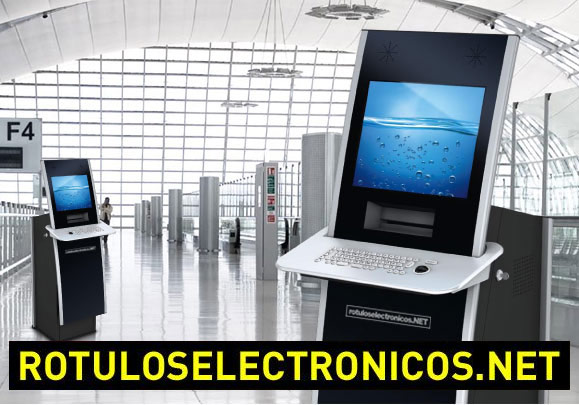 Kioscos interactivos informativos y publicitarios instalados en un aeropuerto.