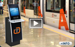 Estaci�n de tranv�a con kioscos interactivos informativos y publicitarios