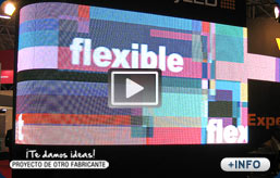 Una pantalla fullcolor flexible de interior emitiendo im�genes de video real.