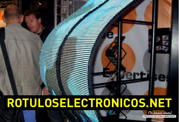 La capacidad de la pantalla fullcolor flexible de interior para deformarse es incre�ble.