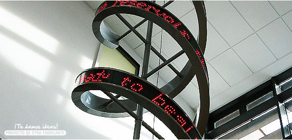 Espectacular pantalla lineal flexible instalada en forma de espiral.