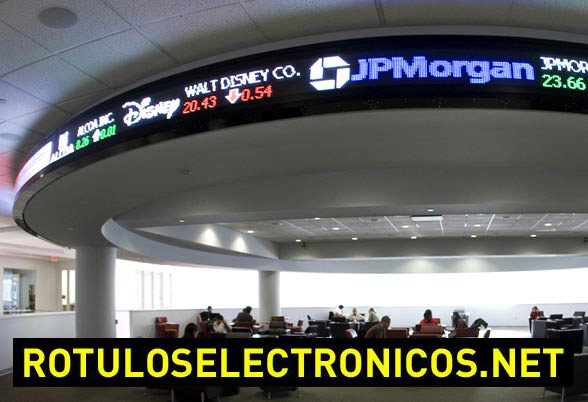 Pantalla lineal flexible con forma curva adaptada a la superficie de la construcci�n.