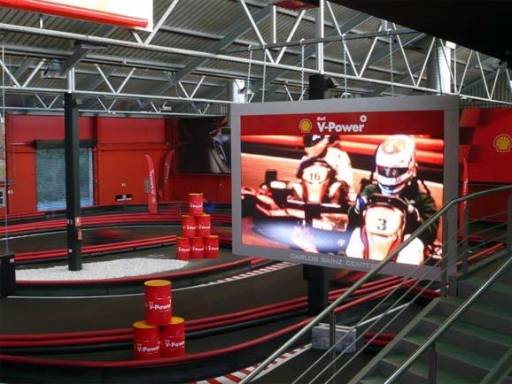 Instalaci&oacute;n de pantallas de interior en karting Carlos Sainz de Madrid
