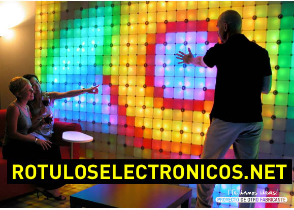 Paredes luminosas con paneles de leds en funcionamiento.