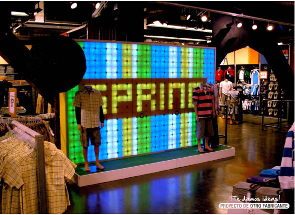 Decoraci�n de tienda de moda usando paredes luminosas.