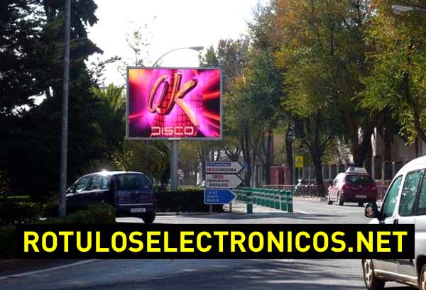 Postes publicitarios con pantalla gigante de leds en zona de gran paso en &Uacute;beda