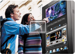 Kioscos interactivos multimedia con capacidad t�ctil mostrando cartelera de pel�culas.