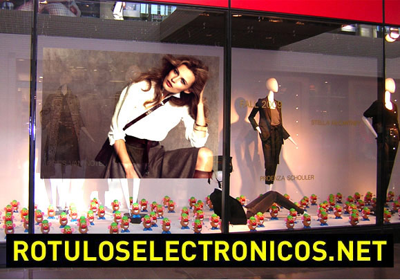 Retroproyectores para escaparates reproduciendo un video en la cristalera