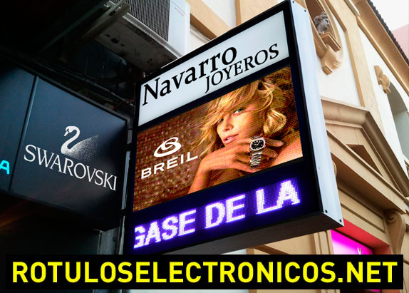 Simulaci�n de banderolas publicitarias de leds instaladas en la fachada de un comercio.